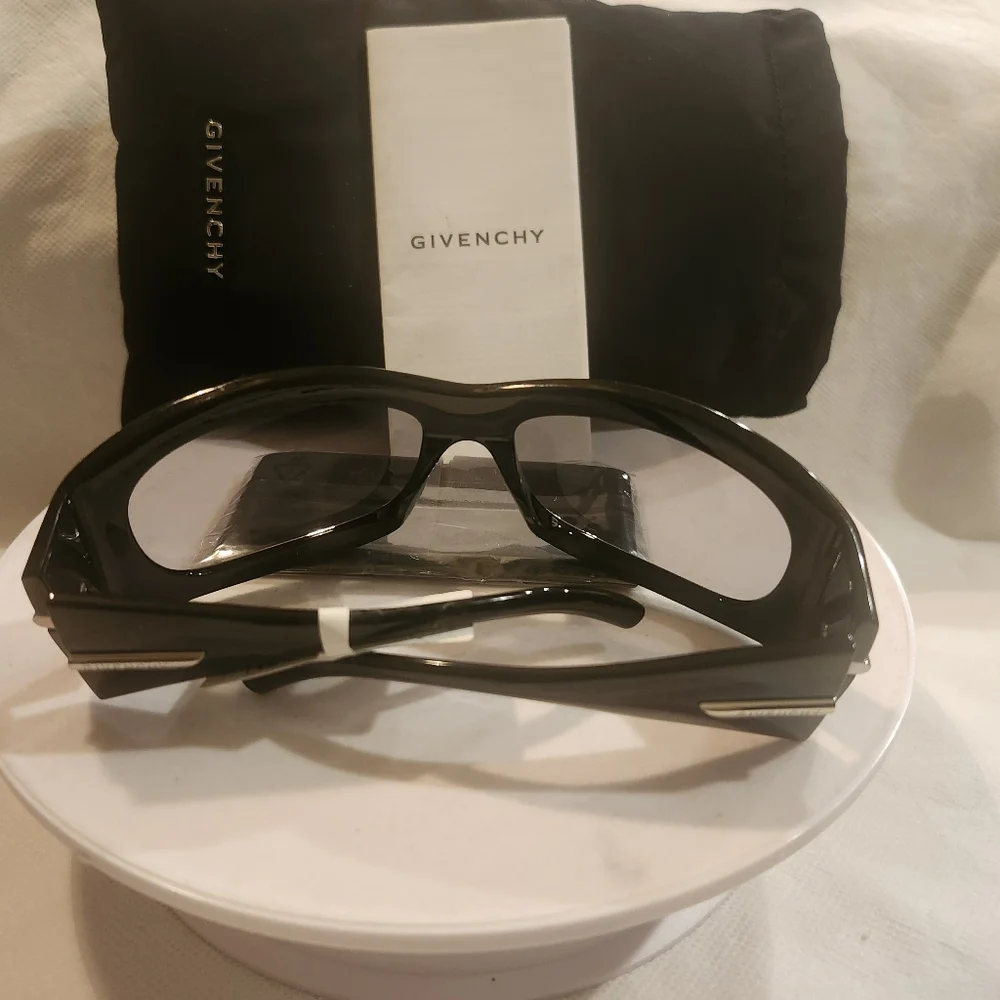 GIVENCHY GV40033U Oval Mask Sunglasses In Shiny Black/Smoke - Picture 5 of 10